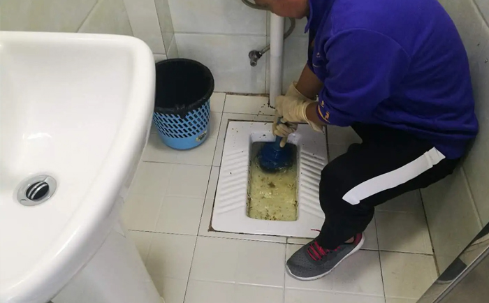 阿荣疏通蹲坑
