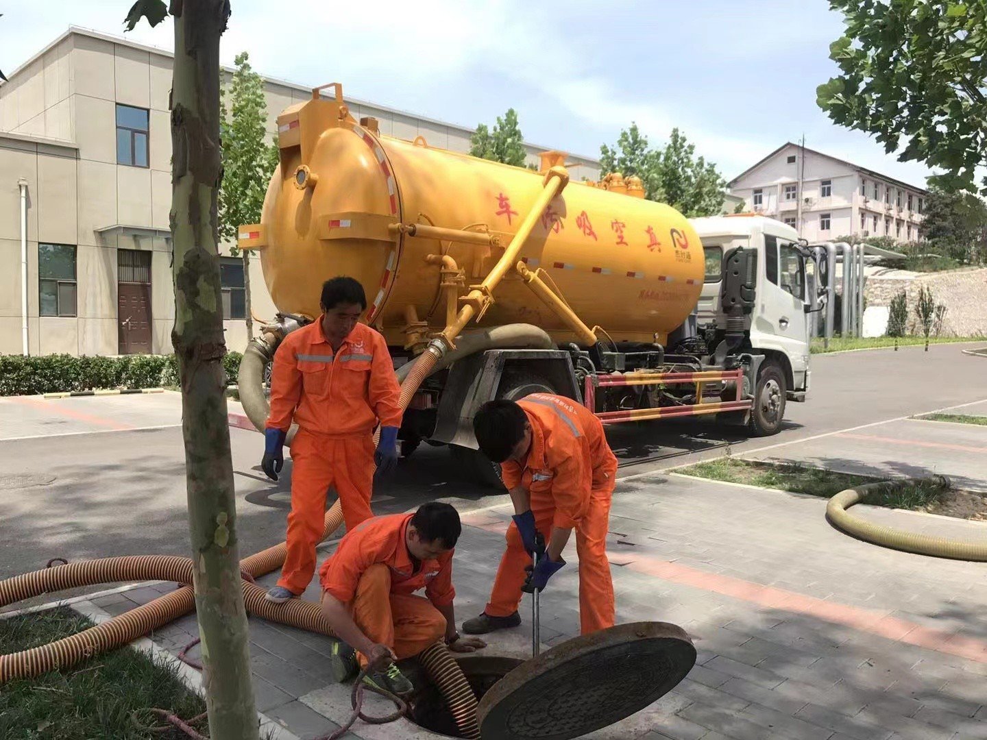 阿荣化粪池清理与5-8吨吸粪车施工效率分析